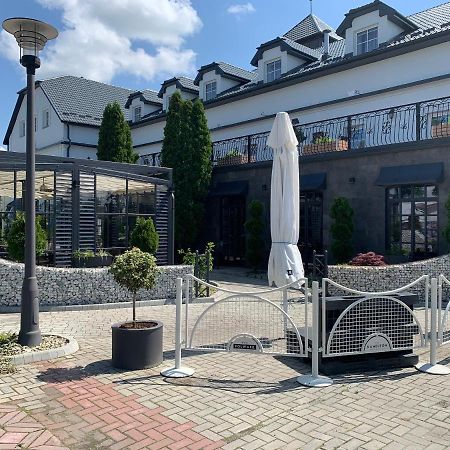 Hotel Kameleon Tarnobrzeg Bagian luar foto