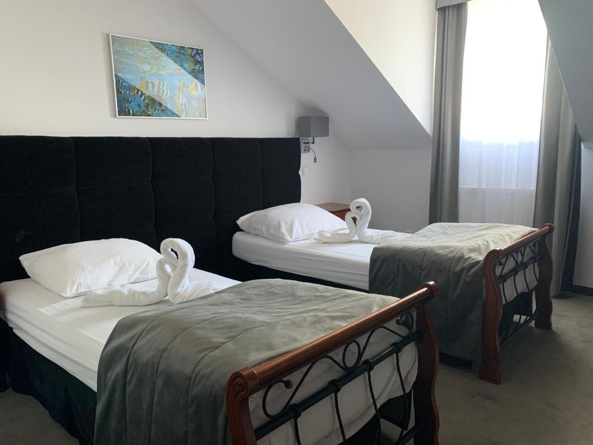 Hotel Kameleon Tarnobrzeg Bagian luar foto