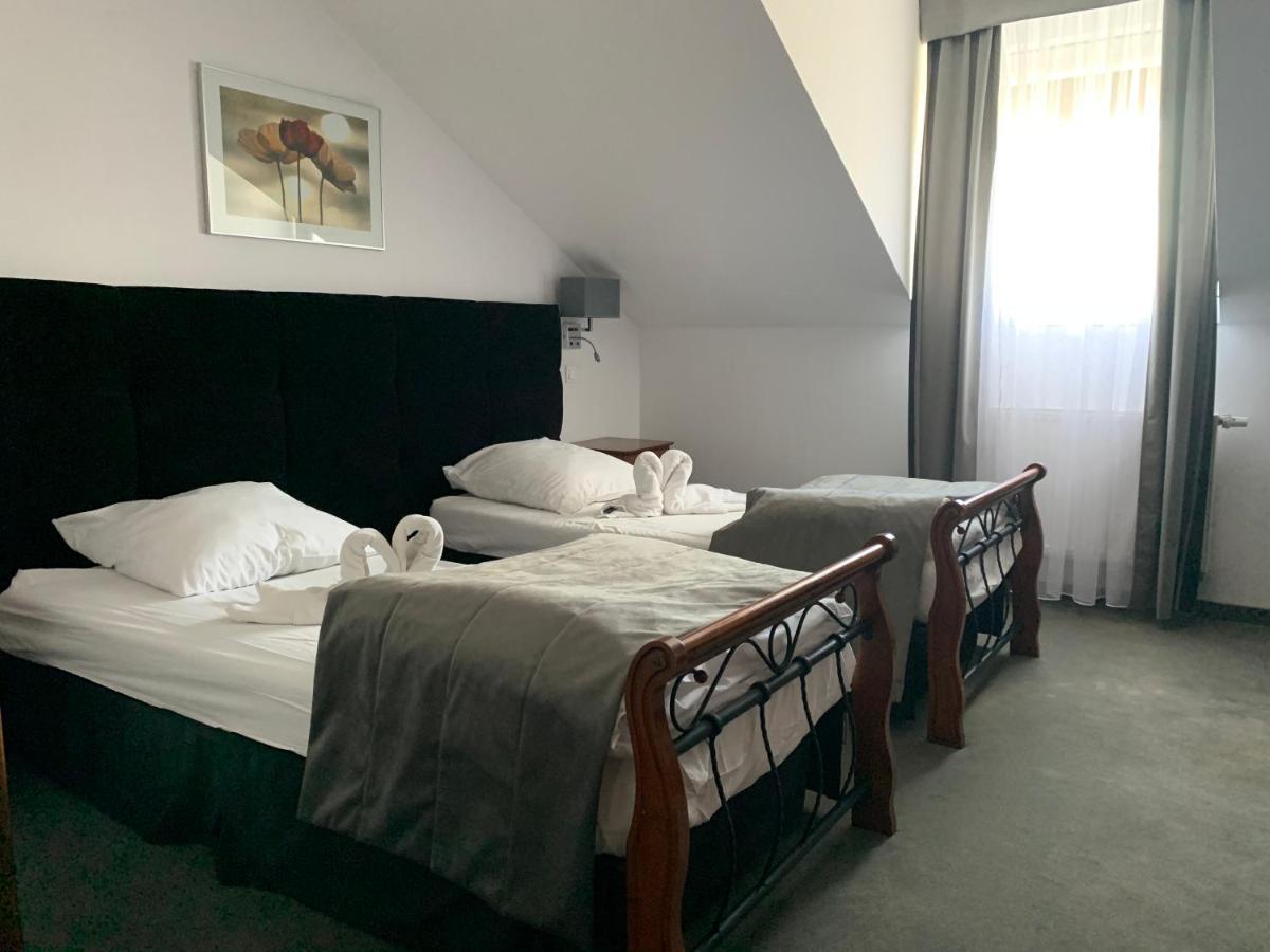 Hotel Kameleon Tarnobrzeg Bagian luar foto
