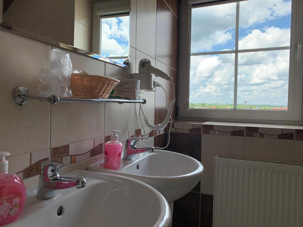 Hotel Kameleon Tarnobrzeg Bagian luar foto