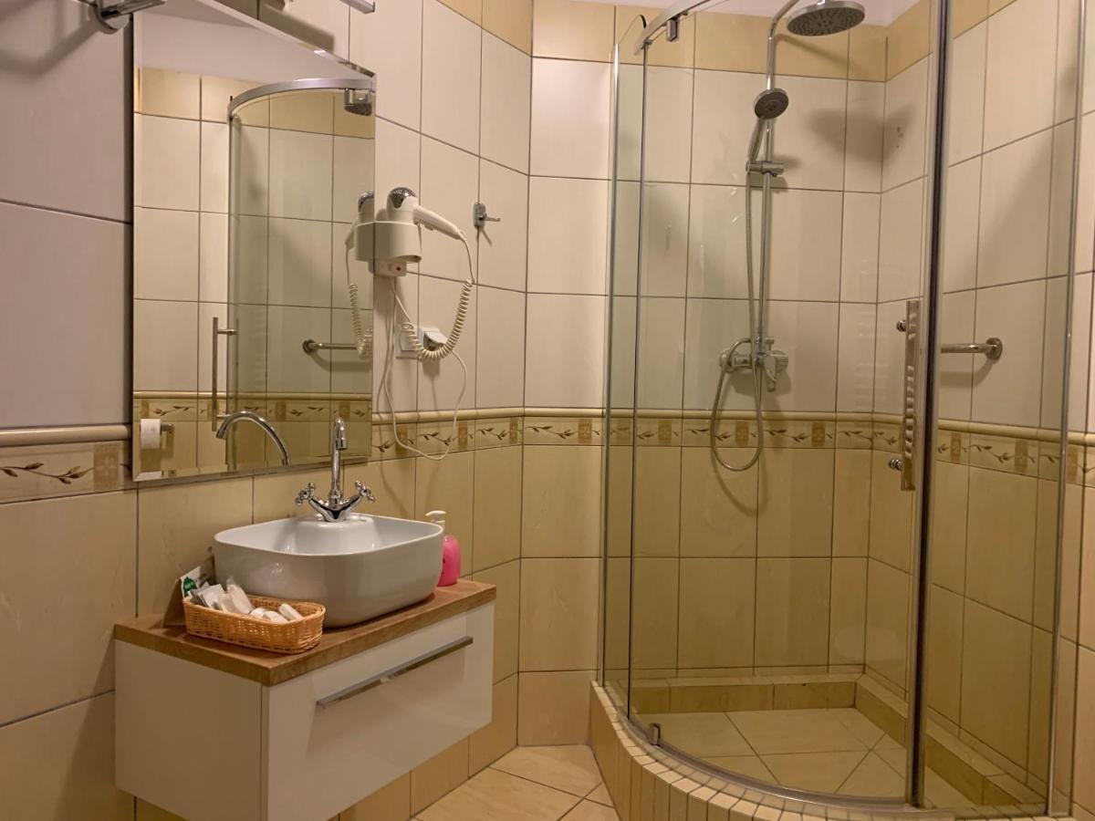 Hotel Kameleon Tarnobrzeg Bagian luar foto
