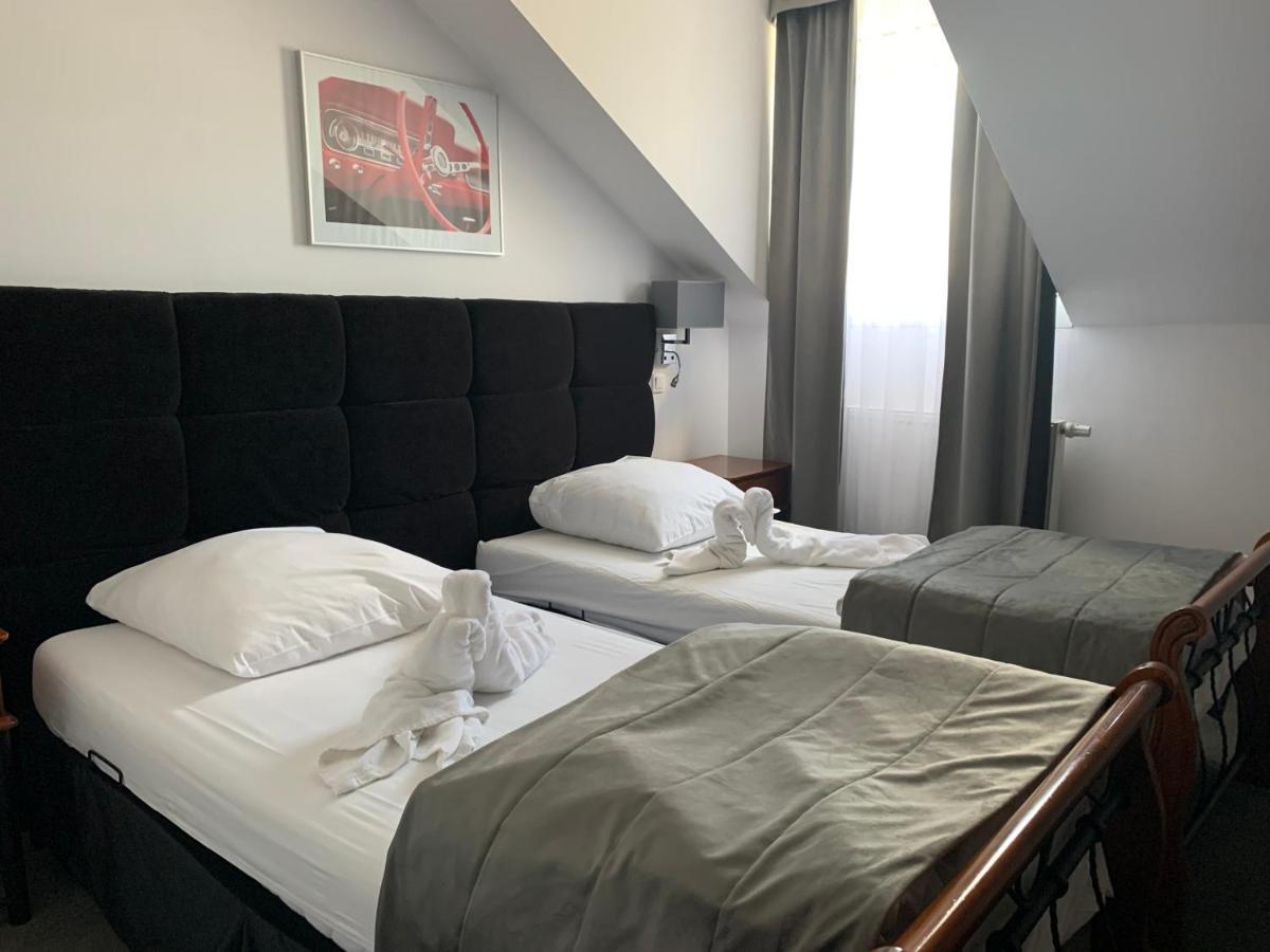 Hotel Kameleon Tarnobrzeg Bagian luar foto