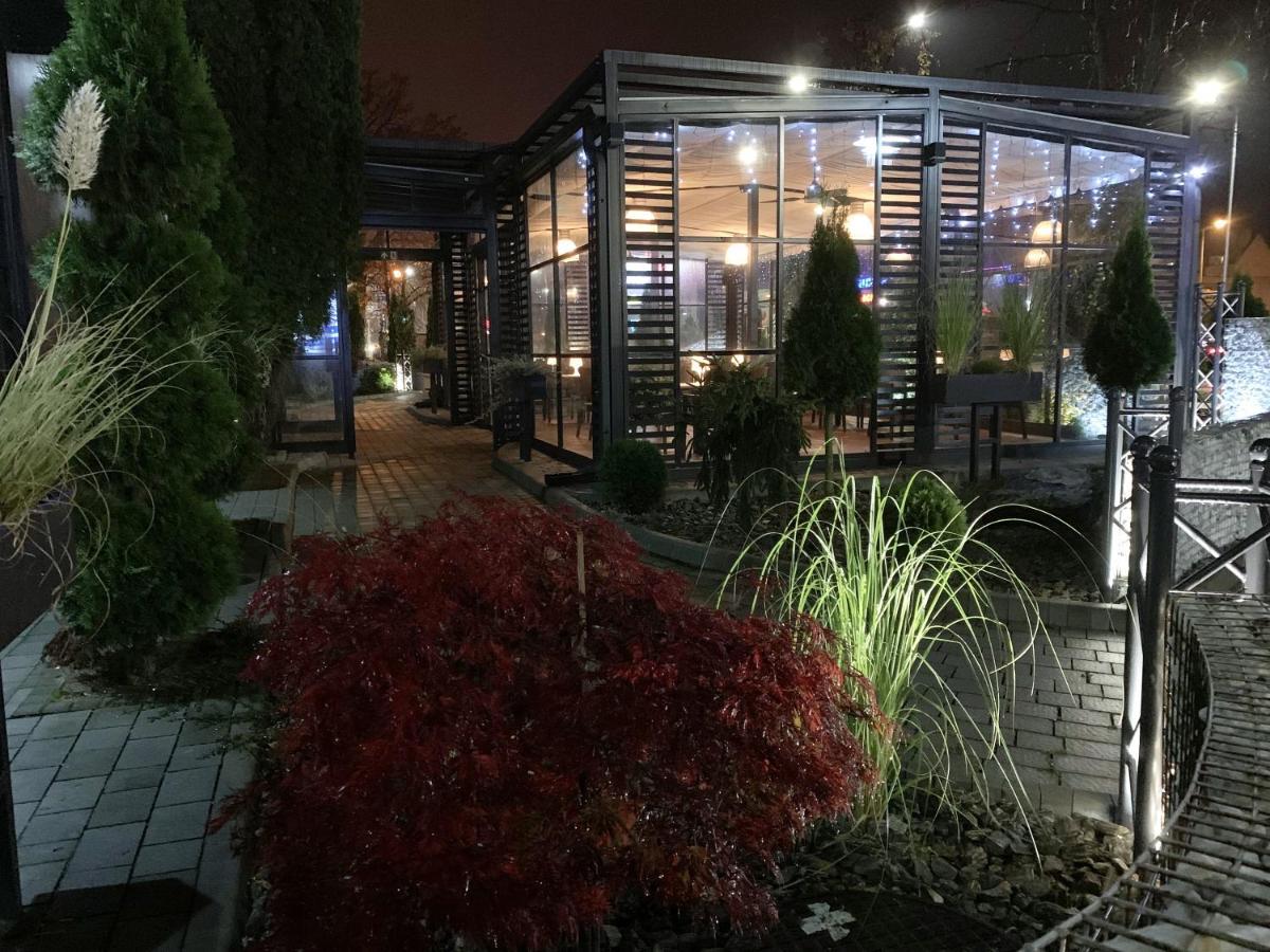Hotel Kameleon Tarnobrzeg Bagian luar foto