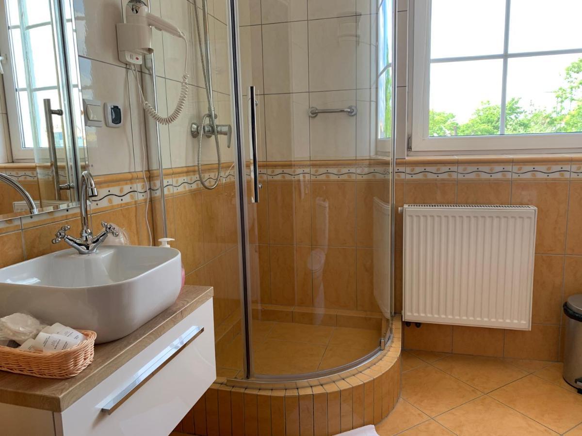 Hotel Kameleon Tarnobrzeg Bagian luar foto