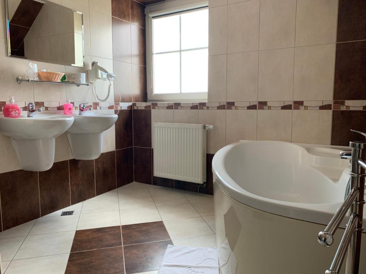 Hotel Kameleon Tarnobrzeg Bagian luar foto