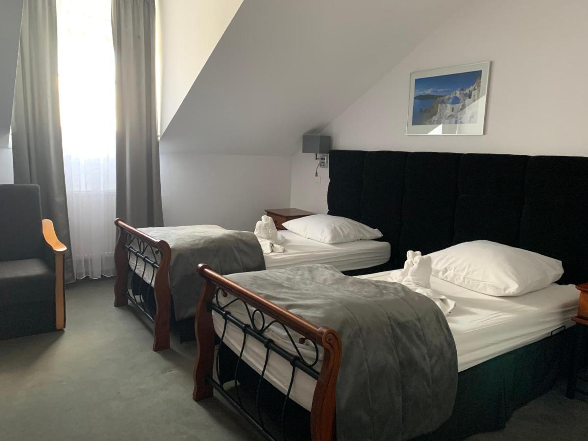 Hotel Kameleon Tarnobrzeg Bagian luar foto