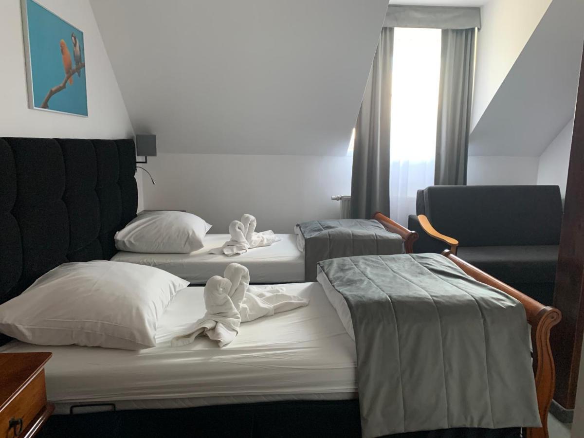 Hotel Kameleon Tarnobrzeg Bagian luar foto