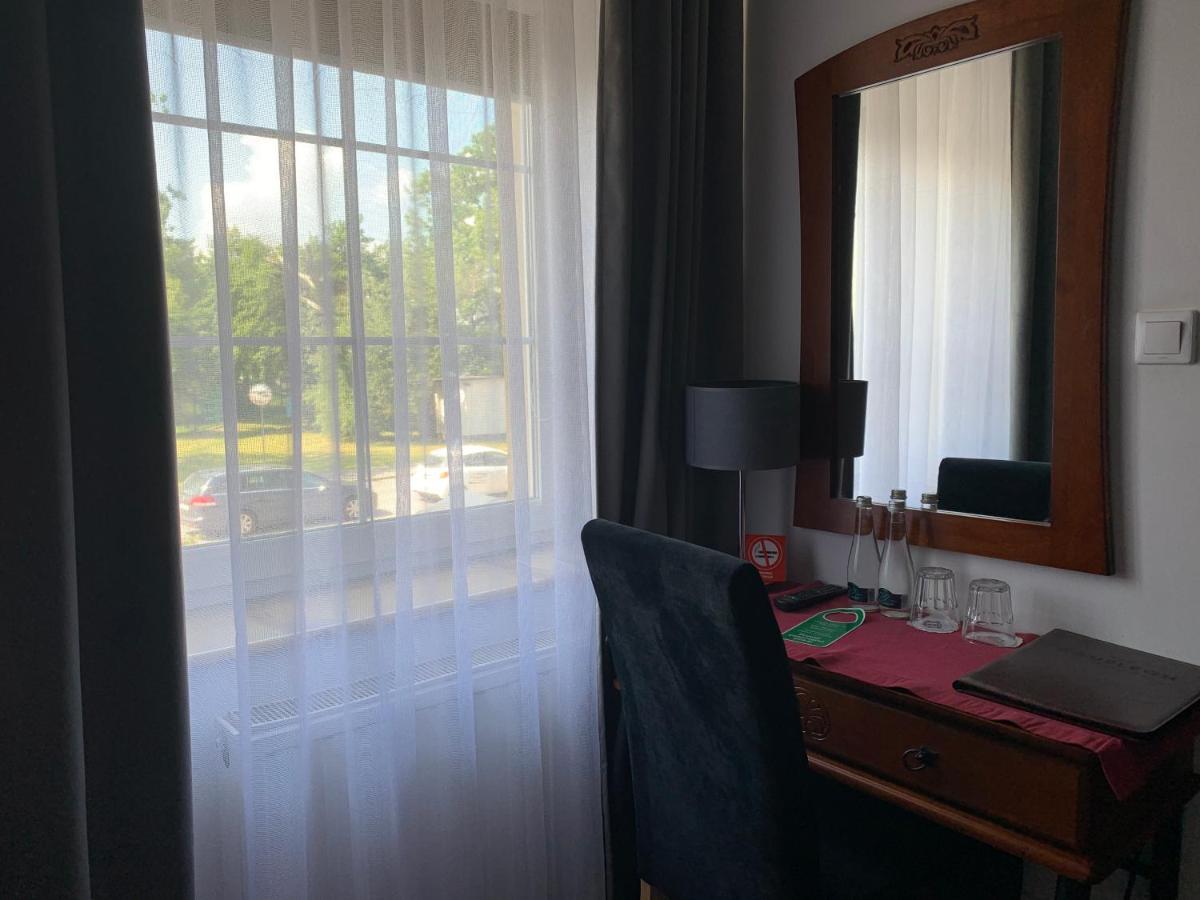 Hotel Kameleon Tarnobrzeg Bagian luar foto