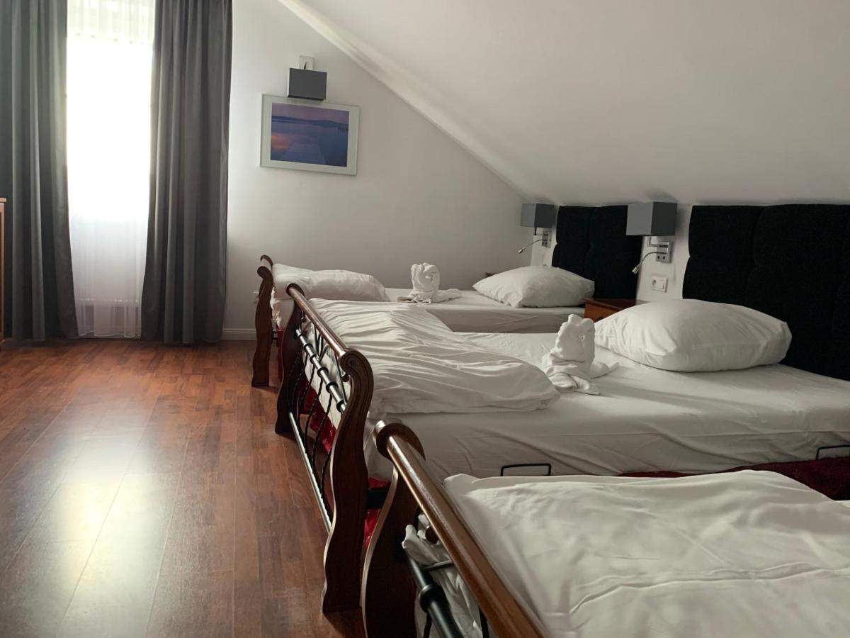 Hotel Kameleon Tarnobrzeg Bagian luar foto